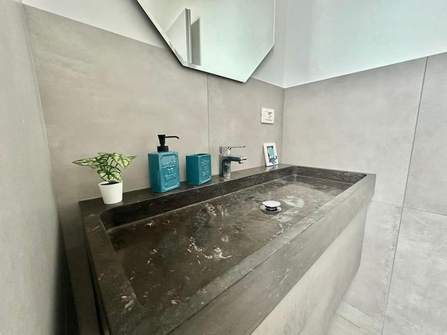 Penthouse With Patio & 2 Baths, 10 Min To Duomo Apartment Milan Luaran gambar